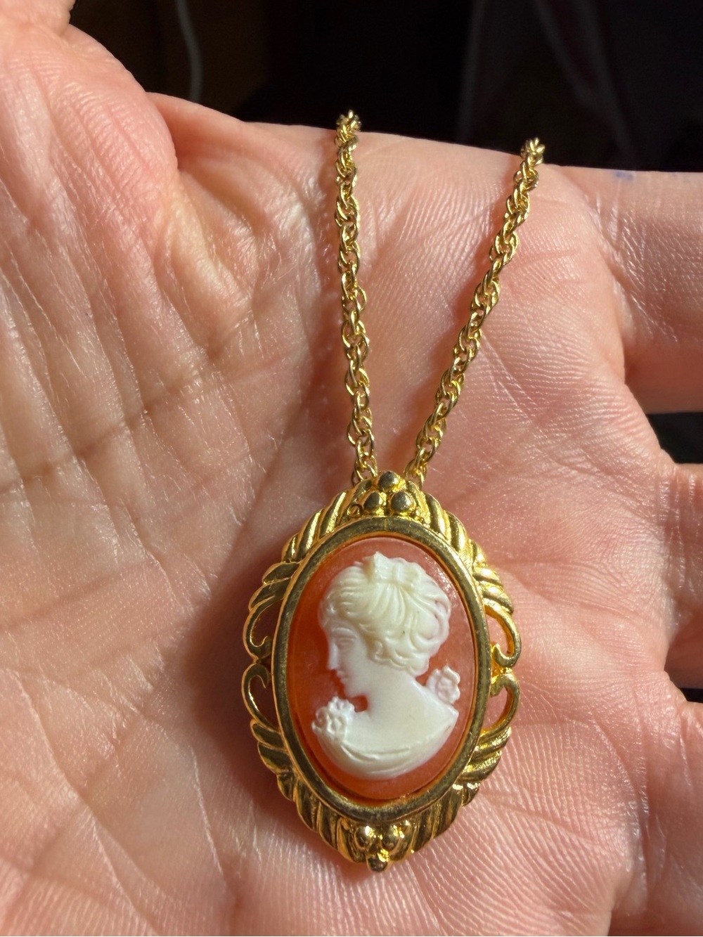 Vintage Gold Tone Cameo Pendant Necklace 24”